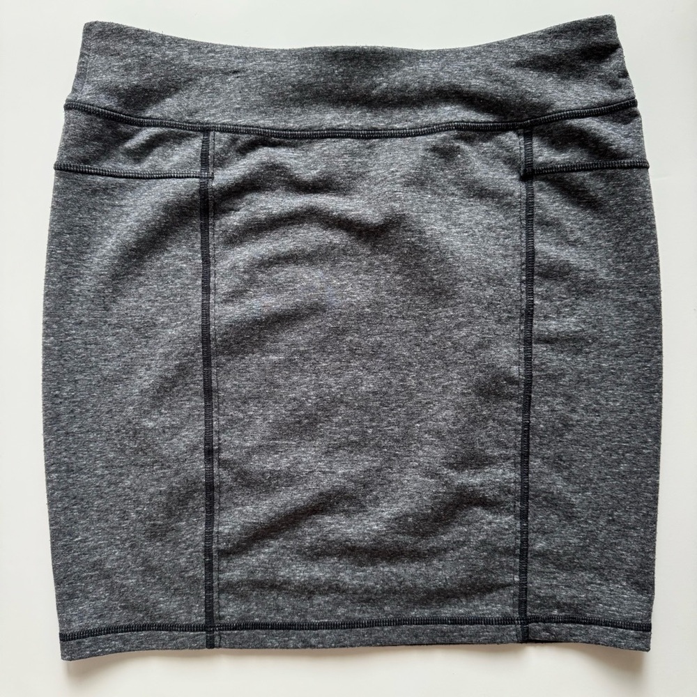 Athleta SoHo skirt in heathered charcoal gray. Size: Medium - Picture 2 of 7
